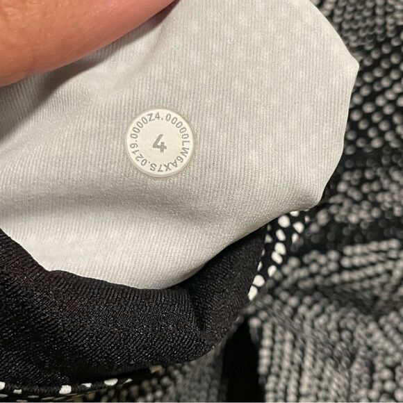 Lululemon Time To Sweat Crop *23" Free Spirit Alpine White Black- Size 4 - Picture 6 of 6